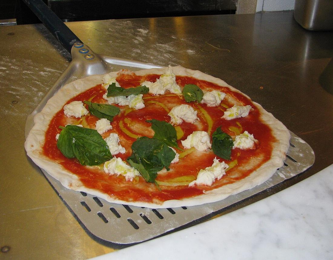 Pizza sulla pala pronta per il forno